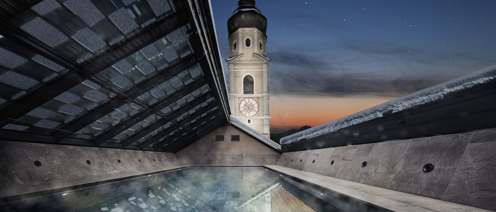 Der Kirchturm von Kastelruth – mehr darüber erfahren Beheizter Pool auf dem Dach mit Blick auf einen Turm bei Dämmerung