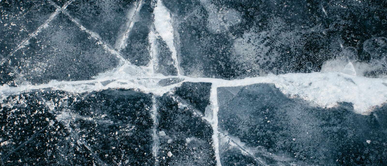 Eislaufen Nahaufnahme von gebrochenem dunklem Marmormuster mit weißen Adern