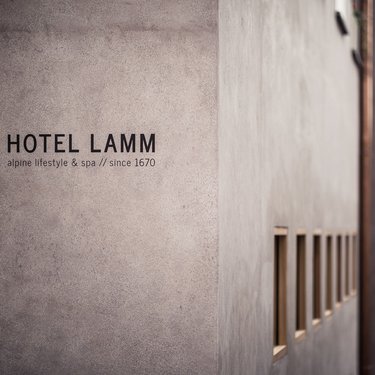 Fassade des Hotel Lamm mit Schriftzug alpine lifestyle & spa seit 1670